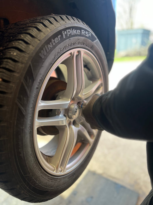 Dags att boka hjulskifte – och ge bilen lite extra glans!